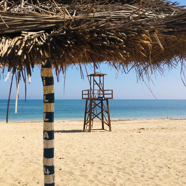 Photo cabane de sauveteur sur la plage contre le ciel