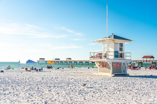 Cabane de sauveteur sur la plage contre le ciel