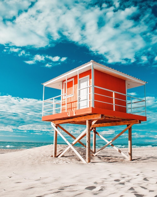 Photo cabane de sauveteur sur la plage contre le ciel