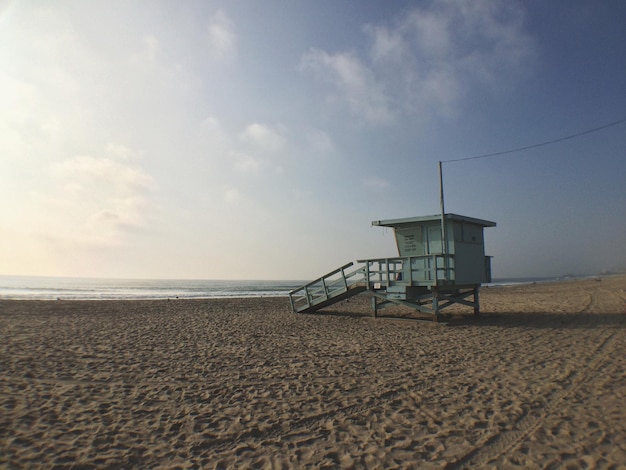 Cabane de sauveteur sur la plage contre le ciel