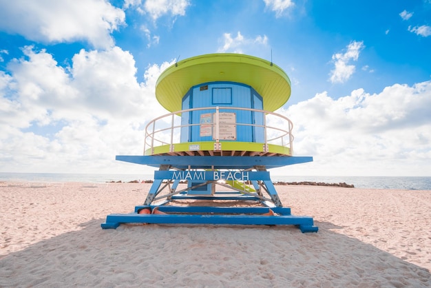 Cabane de sauveteur sur la plage contre le ciel