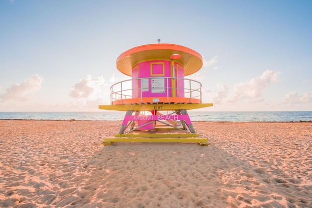 Cabane de sauveteur sur la plage contre le ciel