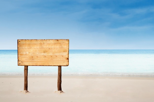 Photo cabane de sauveteur sur la plage contre le ciel