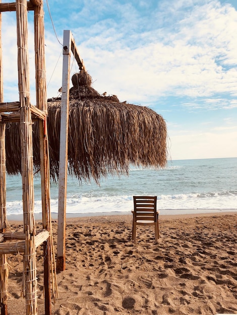 Photo cabane de sauveteur sur la plage contre le ciel