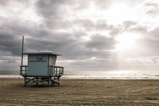 Cabane de sauveteur sur la plage contre le ciel