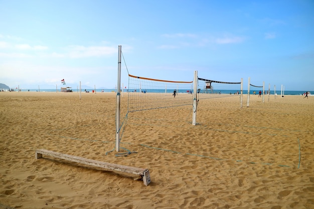 Cabane de sauveteur sur une plage de sable contre le ciel