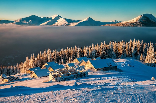 Cabanes abandonnées dans les montagnes givrées d'hiver