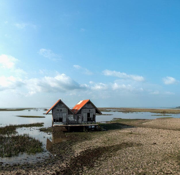 Photo des cabanes au bord de la rivière contre le ciel