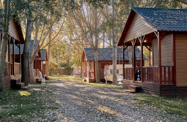 Cabanes dans une aire de camping