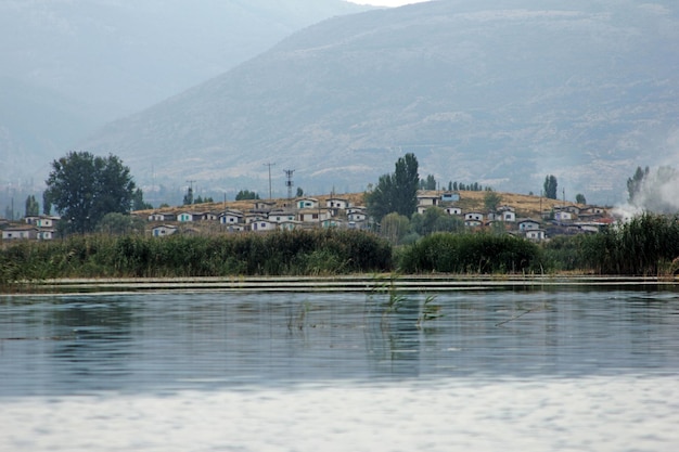 Cabanes de pêche en adobe au bord du lac