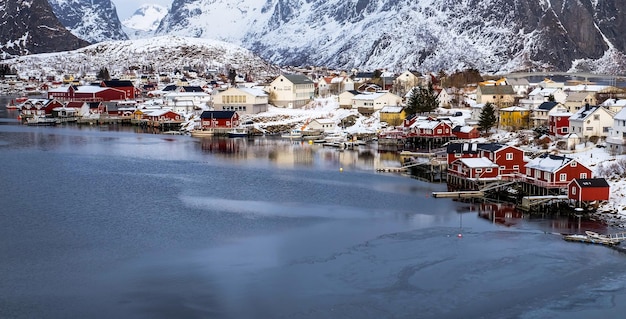 Les cabanes de pêcheurs et le lac du village de Reine dans les îles Lofoten