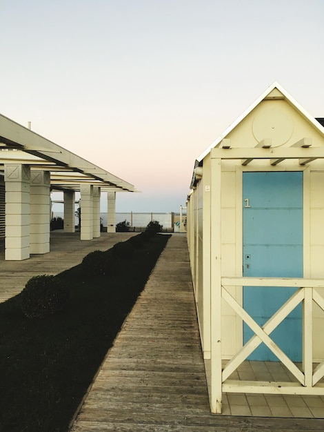 Photo des cabanes sur la plage contre un ciel dégagé.