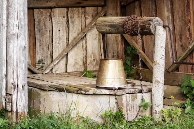 Un cabanon en bois avec un seau dessus