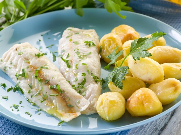 Cabillaud cuit à la vapeur avec persil et pommes de terre