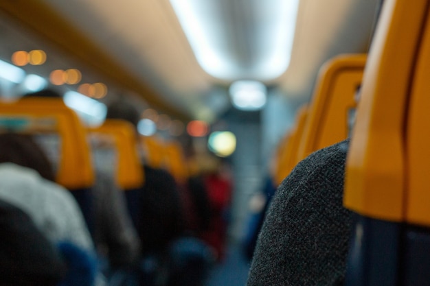 Cabine d'avion L'intérieur est plein de passagers. Annulation de vol ou début du transport aérien. Arrière-plan flou.