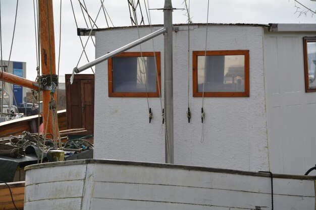 Photo cabine sur un bateau contre le ciel