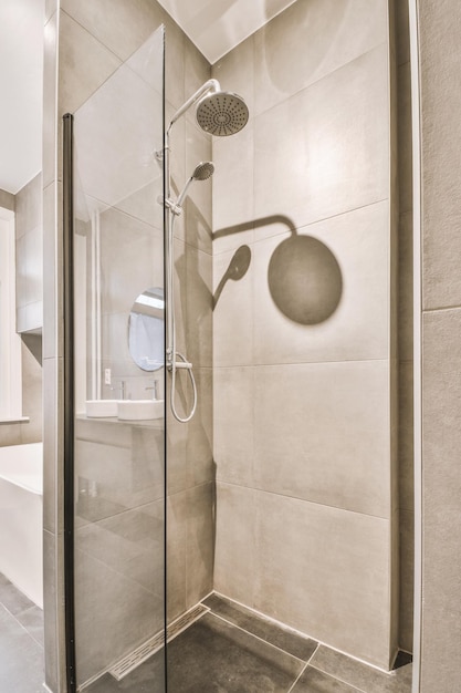 Cabine de douche dans une salle de bain moderne