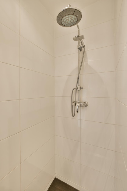 Cabine de douche dans une salle de bain moderne