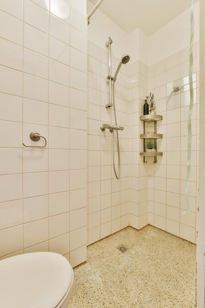 Cabine de douche dans une salle de bain moderne