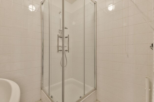 Cabine de douche dans une salle de bain moderne