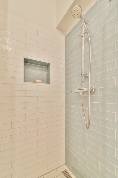 Cabine de douche dans une salle de bain moderne