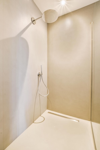 Cabine de douche dans une salle de bain moderne