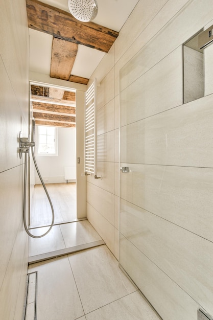 Cabine de douche dans une salle de bain moderne