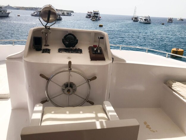 Cabine du capitaine sur un paquebot de croisière bateau avec un tableau de bord volant fauteuil marine