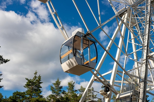 Cabine de grande roue dans le parc