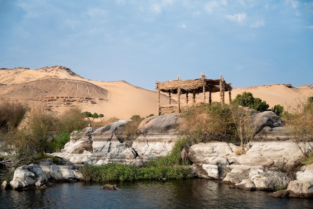 Cabine sur le rocher dans le Nil Egypte