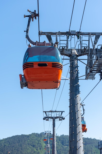 Photo la cabine rouge fait du téléphérique