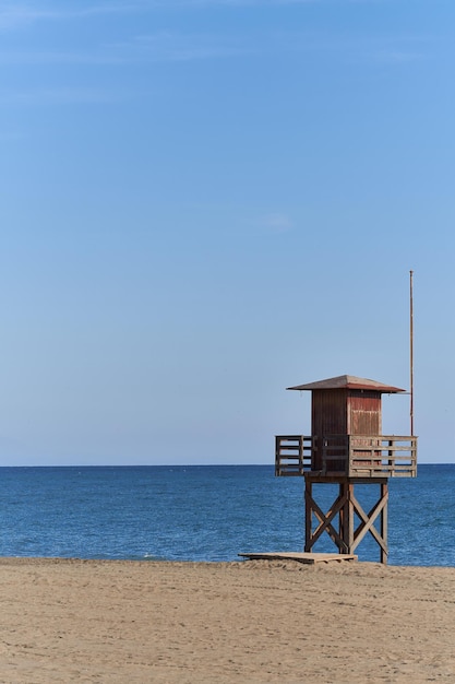 Cabine de sauveteur sur la plage avec la mer en arrière-plan