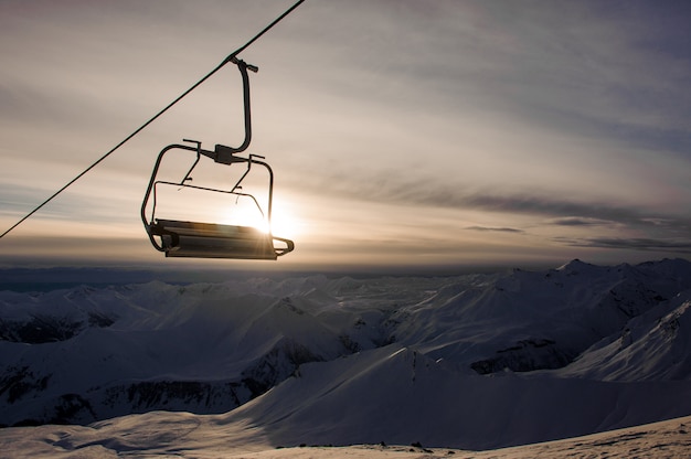 Cabine de téléphérique accrochée aux sommets des hautes montagnes et ciel avec ciel brillant