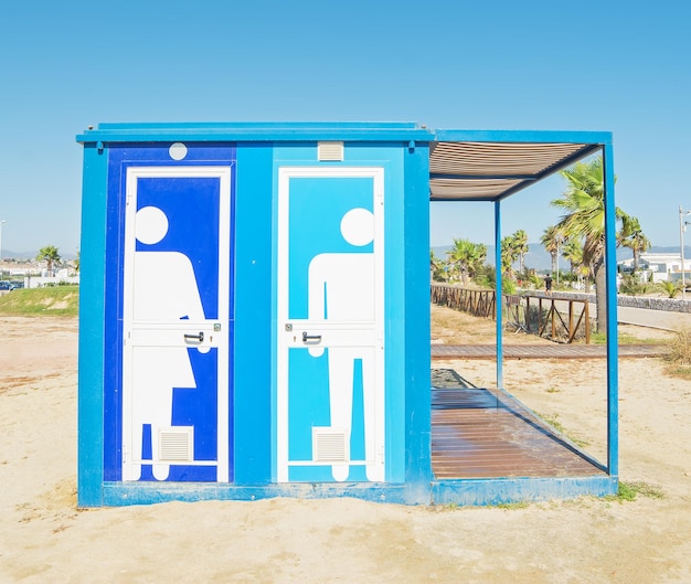 Photo cabine de toilettes sur la plage de poetto