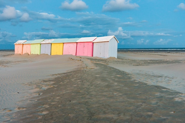 Cabines de bain multicolores alignées sur la plage déserte de BerckPlage au petit matin