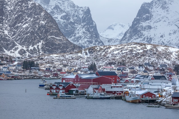 Cabines de pêcheurs sur les Lofoten à l'aube en hiver