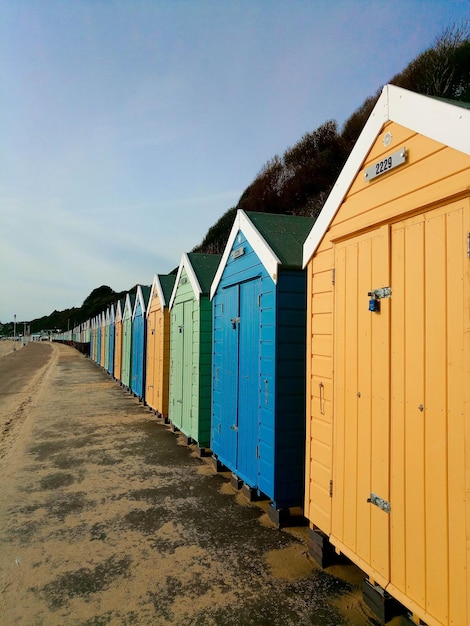 Cabines de plage colorées au bord de la mer