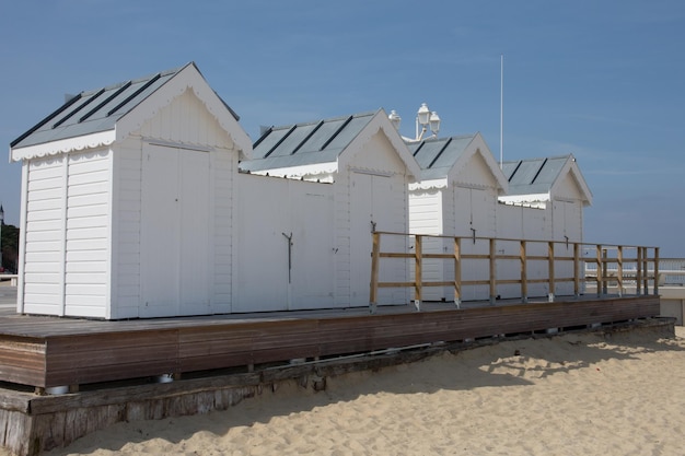 Cabines de plage grises et blanches