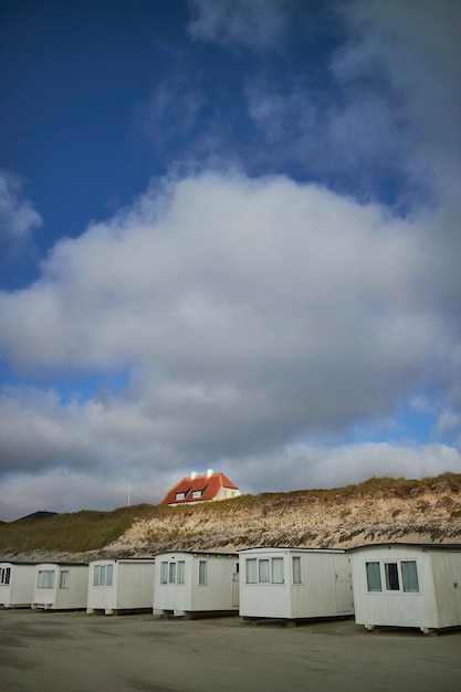 Photo cabines de plage et maison sur une colline