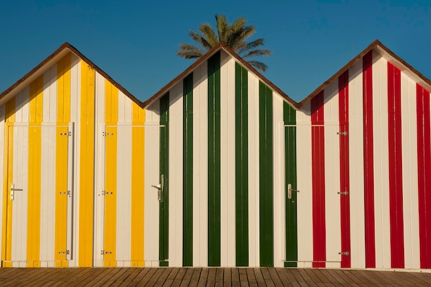 Cabines de plage multicolores plage de San Juan Alicante Espagne Europe