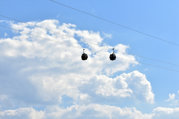 cabines de téléphérique au milieu des nuages