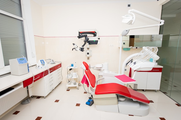 Cabinet de dentiste avec fauteuil de dentiste rouge