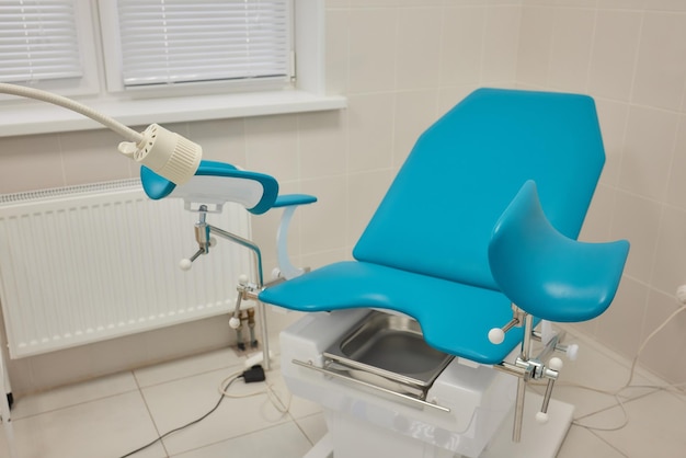 Cabinet gynécologique avec fauteuil et matériel médical