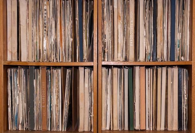 Cabinet avec de vieux disques de vinyle.