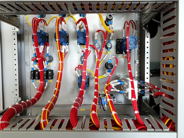 Câblage de commande électrique du circuit de commande du disjoncteur au panneau de commande et de protection