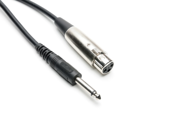 Câble audio avec connecteurs jack XLR et TRS pour microphones et équipement audio professionnel sur fond blanc isolé