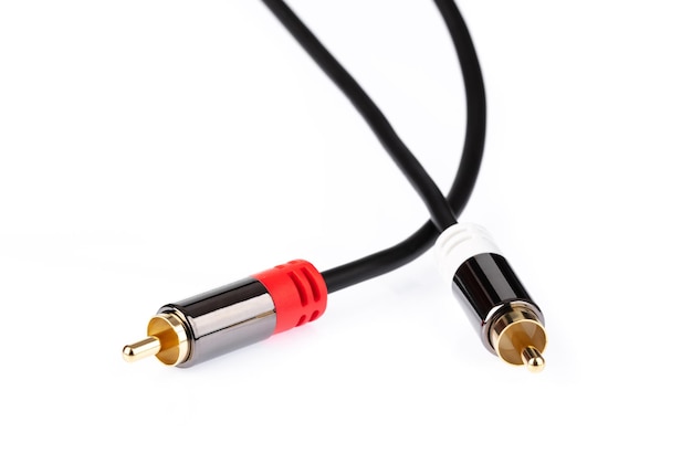 Câble audio RCA 3,5 mm isolé sur fond blanc