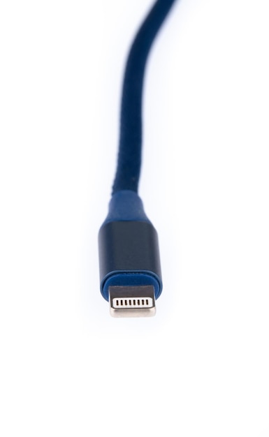 Photo câble de charge mobile usb-lightning bleu isolé sur fond blanc.