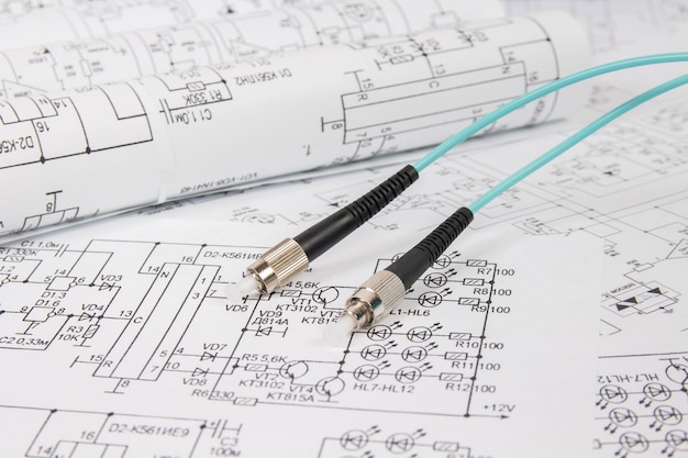 Câble de cordon de raccordement à fibre optique sur les dessins d'ingénierie électrique