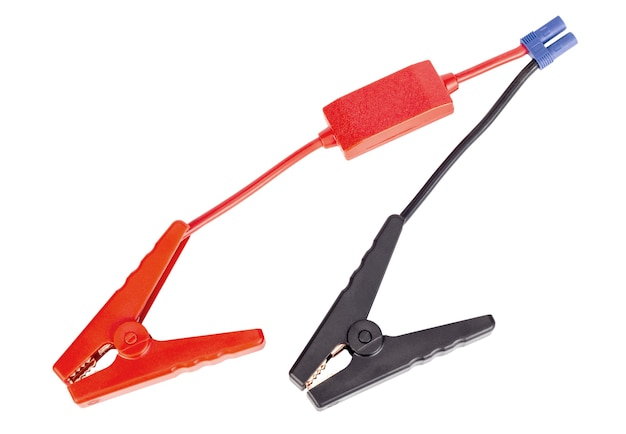 Câble de démarrage de batterie de voiture rouge et noir pour chargeur ou booster isolé sur fond blanc.